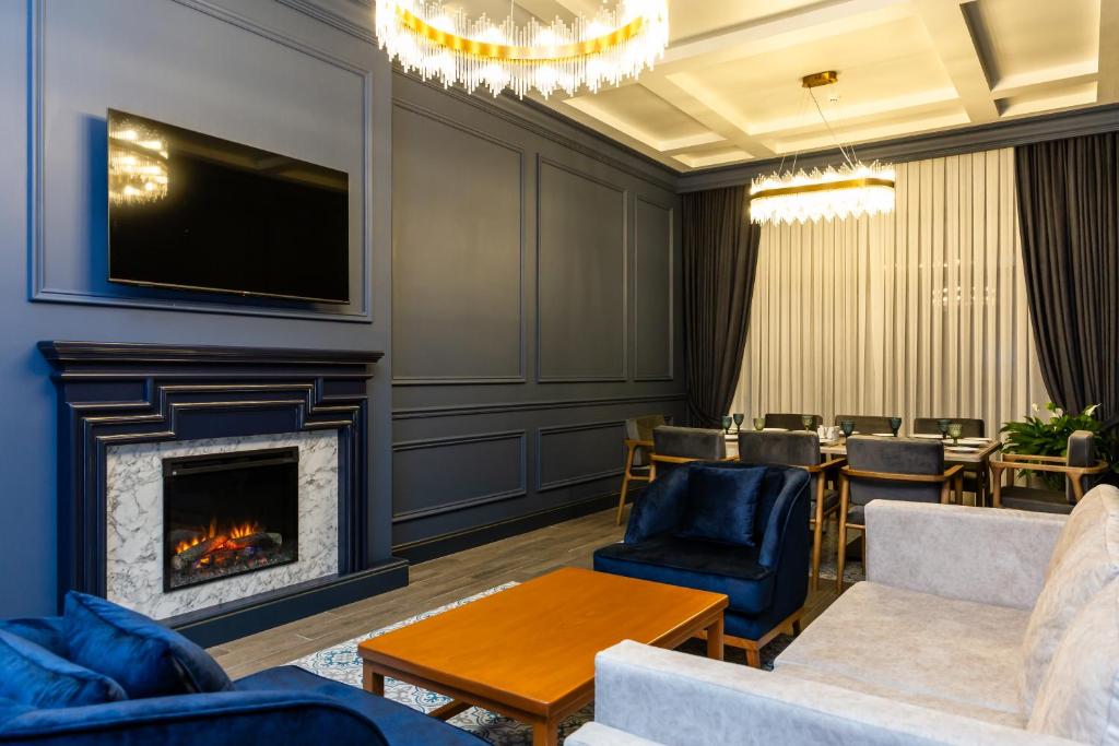 غرفة مع شرفة وإطلالة على البحيرة